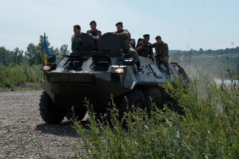 На допомогу АТО: відновлений прикордонниками Буковини БТР відправлять на Донбас. Фото