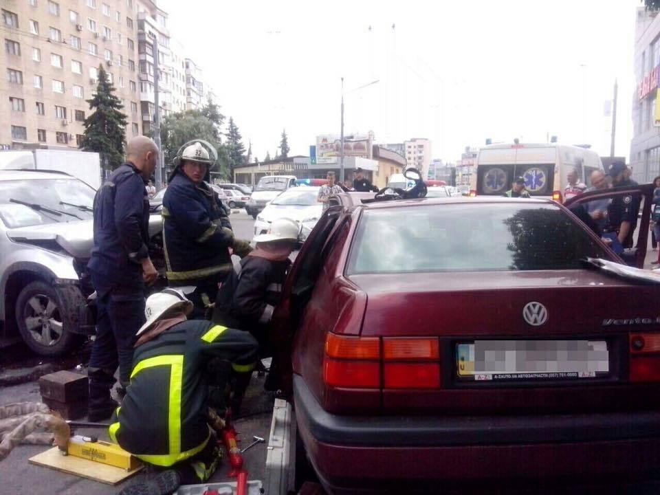 Ужасное ДТП в Харькове: столкнулось три авто, одного из водителей пришлось вырезать. Фото