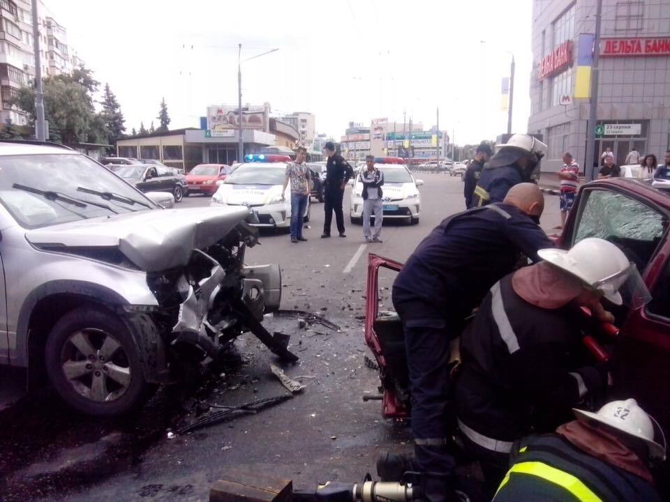 Ужасное ДТП в Харькове: столкнулось три авто, одного из водителей пришлось вырезать. Фото