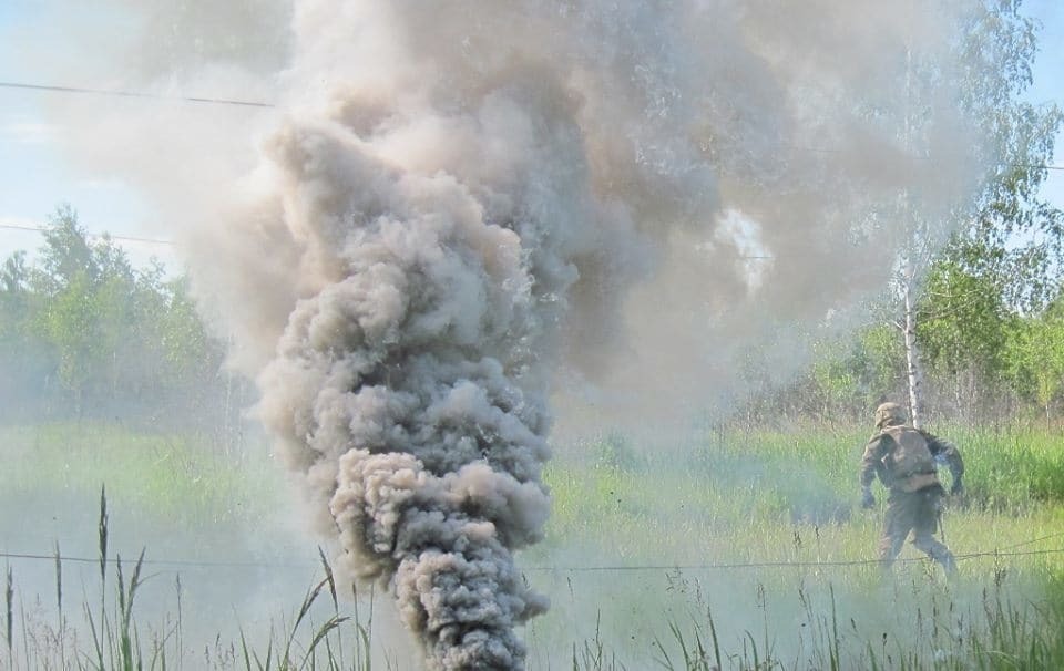 Автоматная очередь и дымовая завеса: ВСУ показали впечатляющие фото военных учений десантников. Фоторепортаж