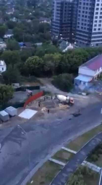 Скандал на Осокорках: в Киеве возле высоток начали строительство газовой АЗС