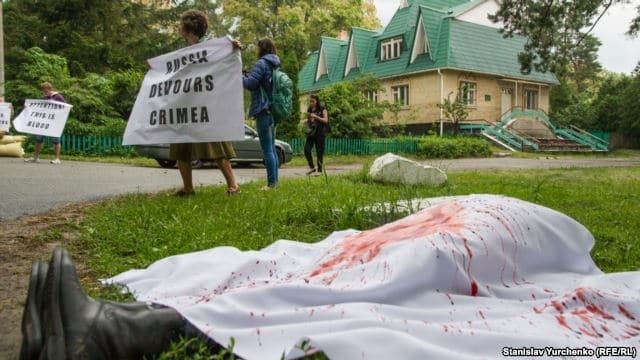 Мировые дипломаты ехали на прием к послу РФ в Украине по лужам "крови". Фото- и видеофакт