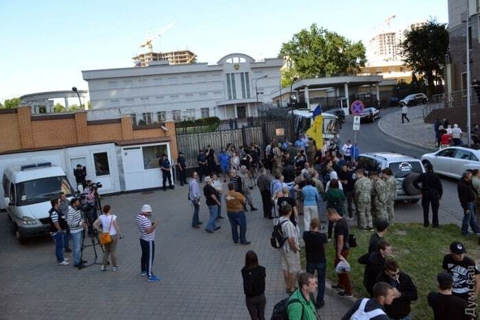 Груды навоза и виселицы: в сети показали "теплый прием" россиян в Одессе