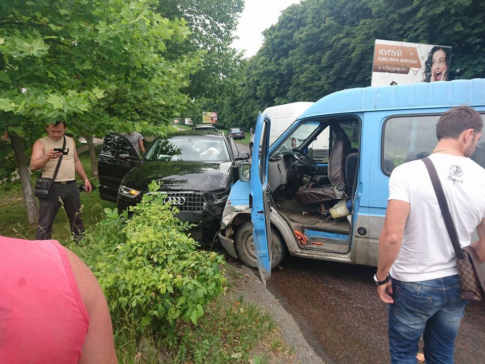 "Поцілувалися" лоб у лоб: в Ужгороді мікроавтобус протаранив "Ауді". Фото
