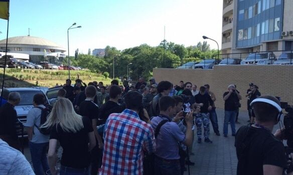 В Одессе активисты "позаботились" о "Дне России", заблокировав консульство