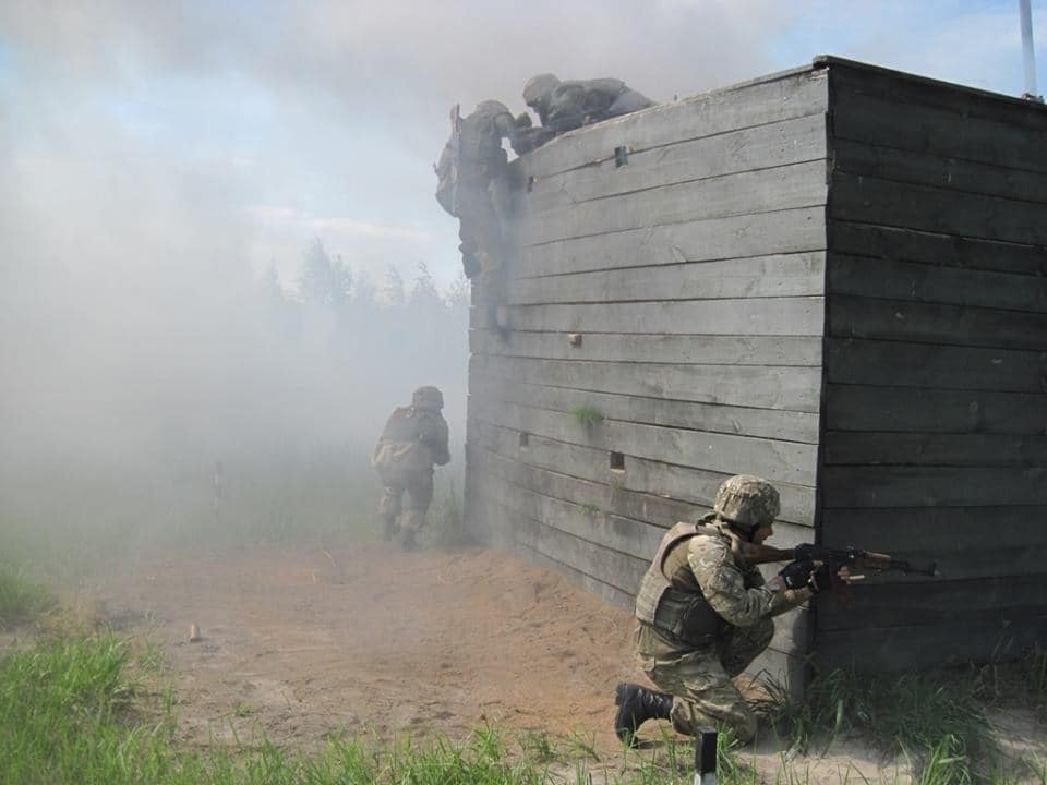 Автоматная очередь и дымовая завеса: ВСУ показали впечатляющие фото военных учений десантников. Фоторепортаж