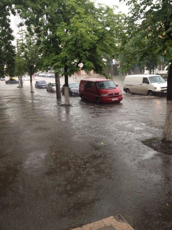 Потужна злива і аномальний град: у Луцьку бушувала негода