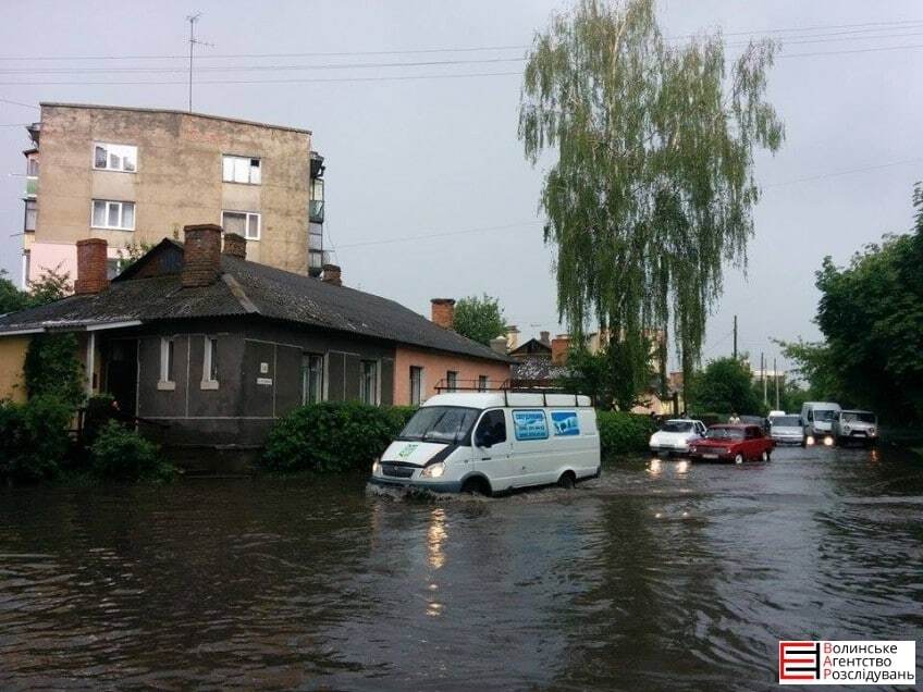 Потужна злива і аномальний град: у Луцьку бушувала негода