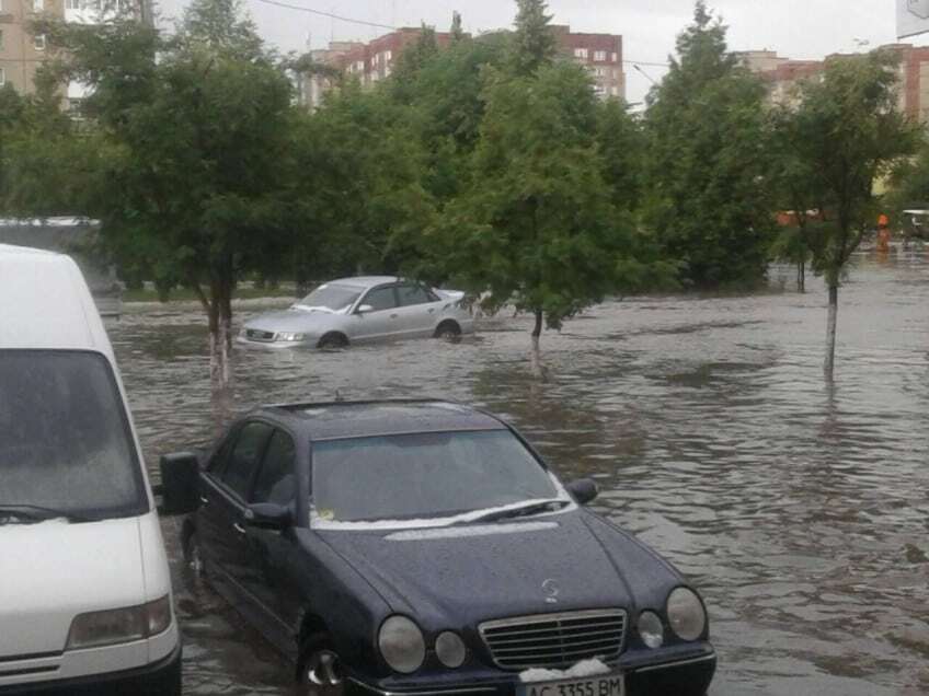 Потужна злива і аномальний град: у Луцьку бушувала негода