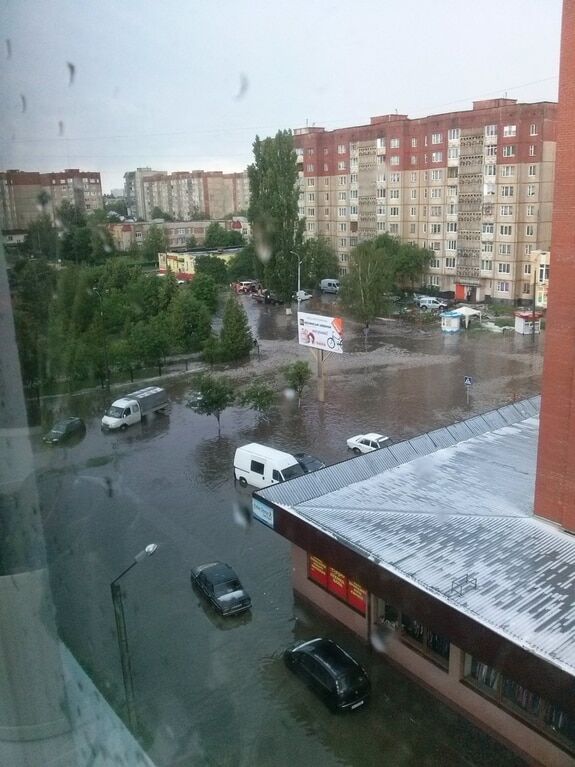 Потужна злива і аномальний град: у Луцьку бушувала негода