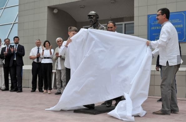 Вторая жизнь: в Сумах из ноги Ленина сделали памятник олимпийцу. Фотофакт