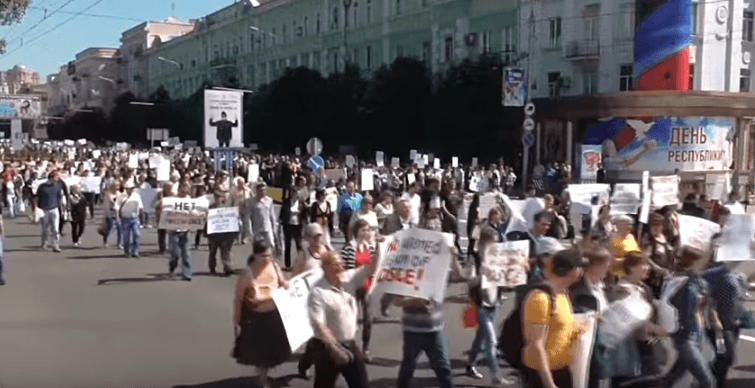 Шли молча: в Донецке оккупанты согнали людей на митинг "против вооруженной миссии ОБСЕ". Видеофакт