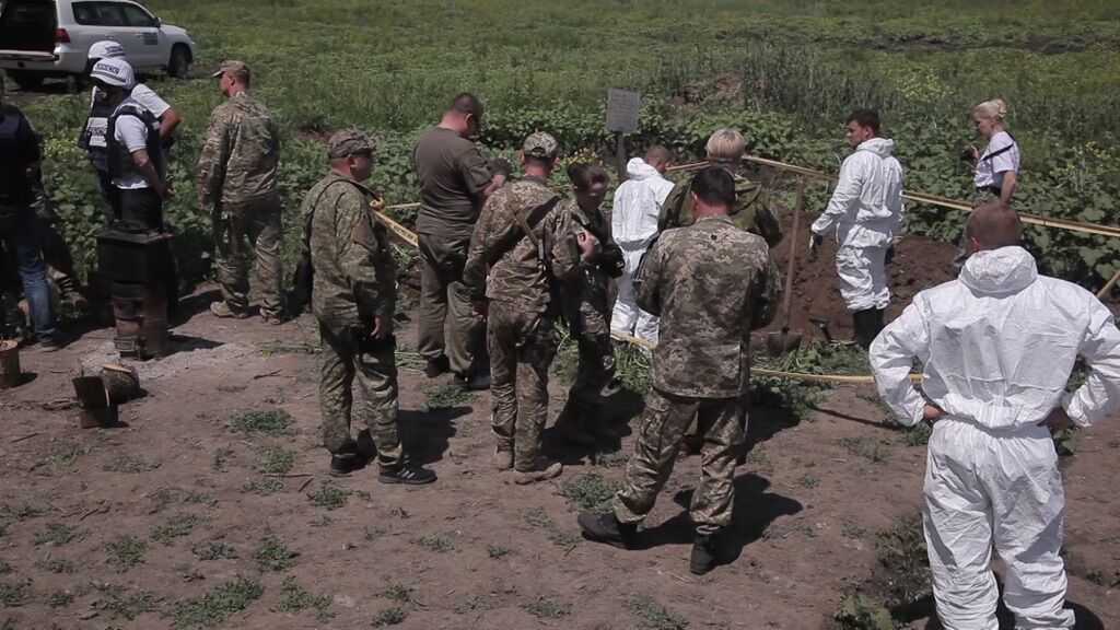 "Ополчення Новоросії": на Донбасі знайшли тіла загиблих з російськими шевронами