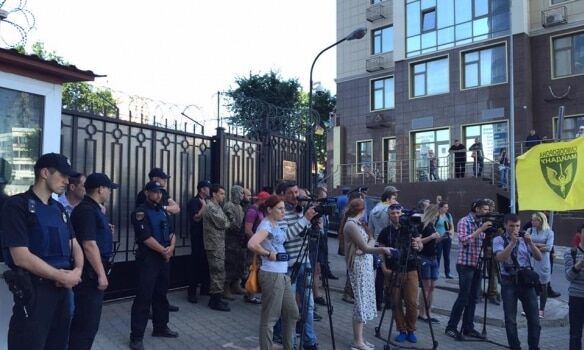 В Одесі активісти "подбали" про "День Росії", заблокувавши консульство