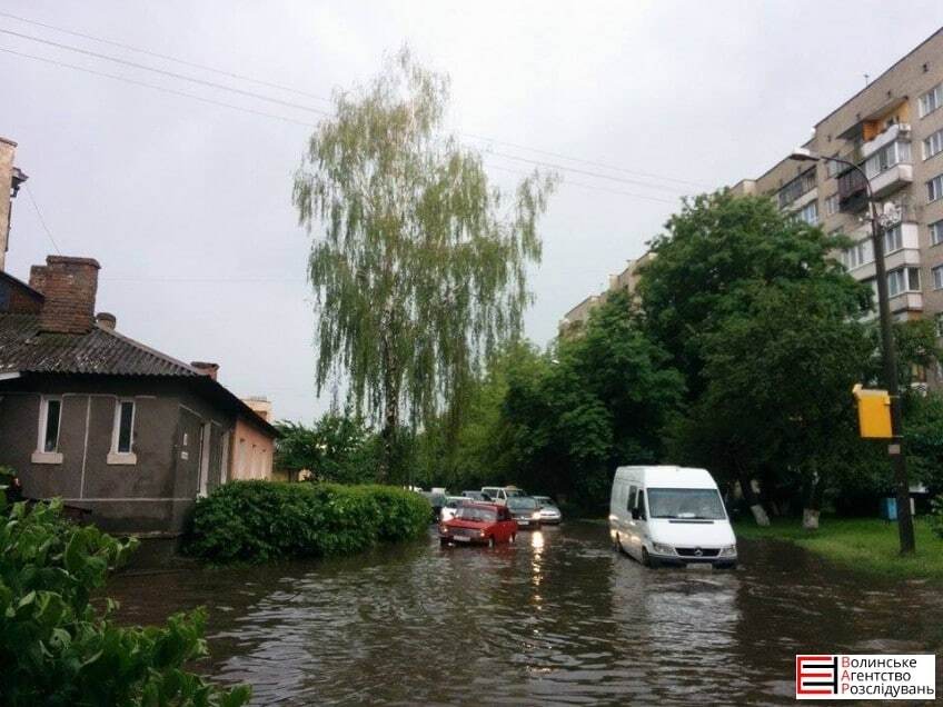 Потужна злива і аномальний град: у Луцьку бушувала негода