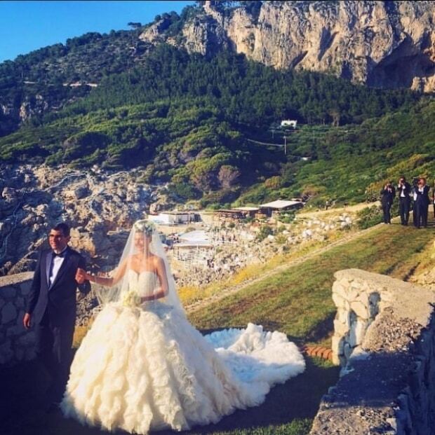 Модний директор Vogue вийшла заміж у сукні-піні морській