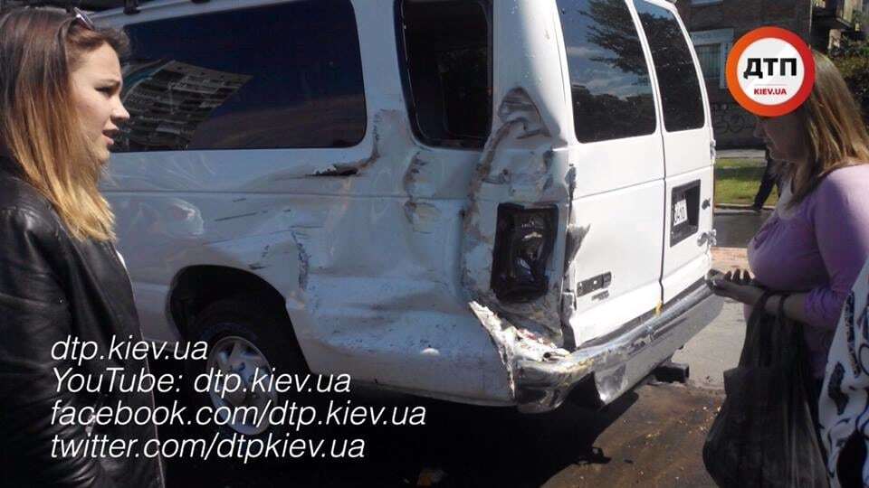 В Киеве автомобиль врезался в маршрутку: есть пострадавшие