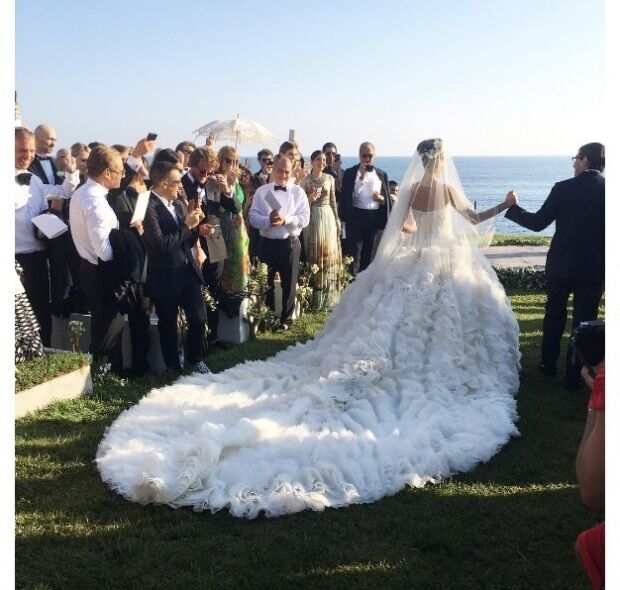 Модний директор Vogue вийшла заміж у сукні-піні морській