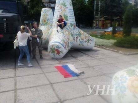 "Заходите с чистыми ногами": в Мариуполе вместо коврика расстелили российский флаг. Фотофакт