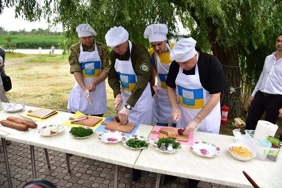 Годовщина освобождения Мариуполя: Аброськин рассказал, как варил суп с Аваковым. Опубликованы фото