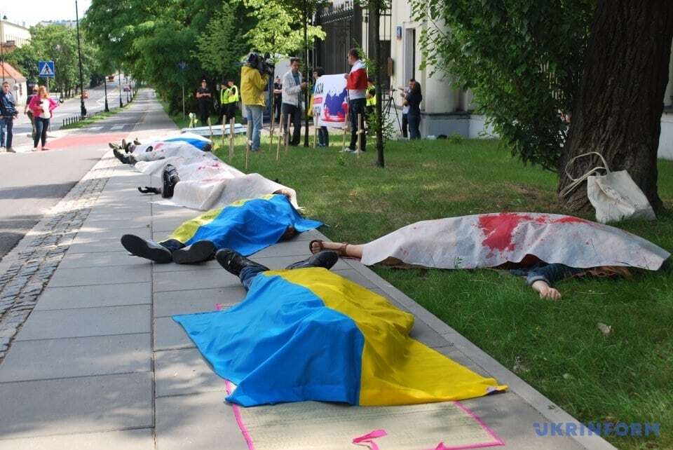 Глазами украинцев: в Польше в День России организовали флешмоб "Страна, которая убивает". Опубликованы фото, видео