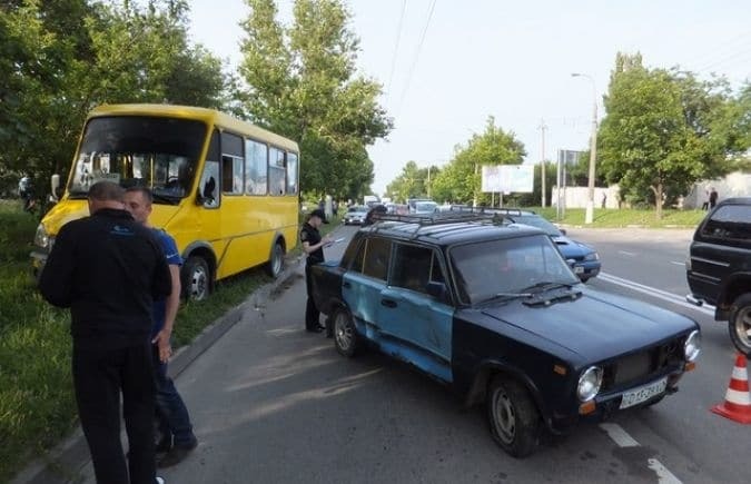 "Явно был под действием психотропных препаратов": херсонский водитель жигули с битой напал на маршрутку