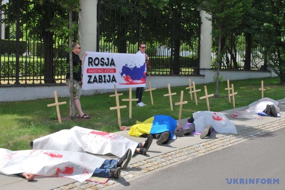 Глазами украинцев: в Польше в День России организовали флешмоб "Страна, которая убивает". Опубликованы фото, видео