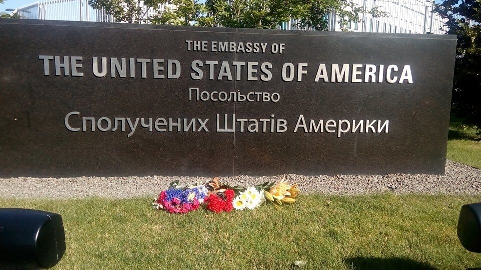 Кривавий теракт в Орландо: українці принесли квіти до посольства США