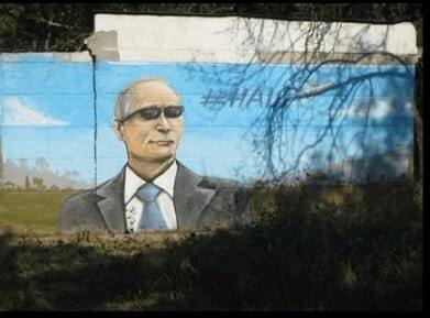 Культ особистості: в окупованому Криму з'явилися графіті з Путіним