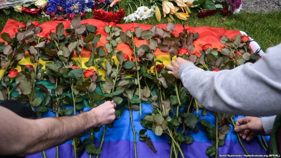 Кровавый теракт в Орландо: украинцы принесли цветы к посольству США. Фоторепортаж