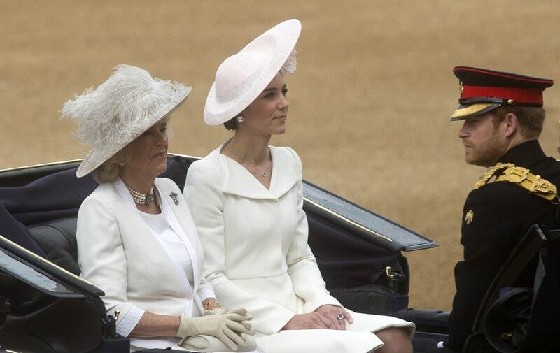 Кейт Миддлтон с  дочерью вышли в парных нарядах на торжество в честь королевы: опубликованы фото