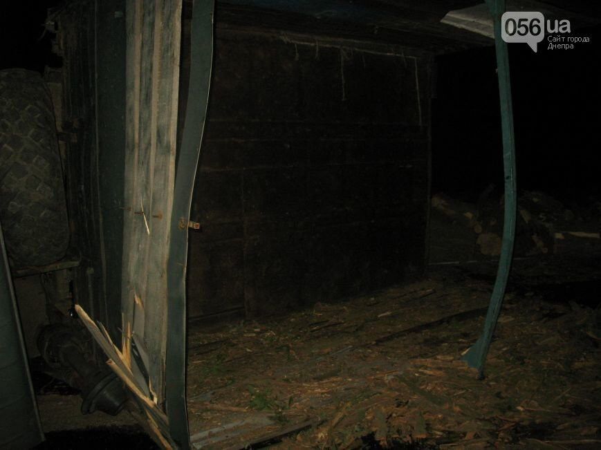 В Днепре на Криворожской трассе перевернулся грузовик. Фото