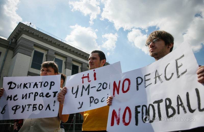 Активісти влаштували яскраву акцію під посольством РФ у Києві