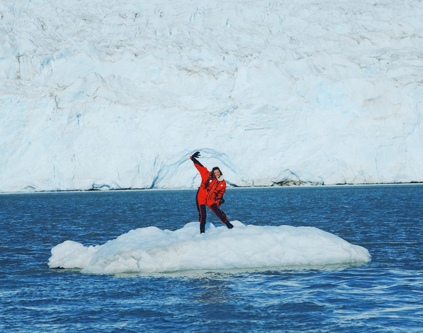 Сумасшедшая: Регина Тодоренко забралась на айсберг. Опубликовано фото