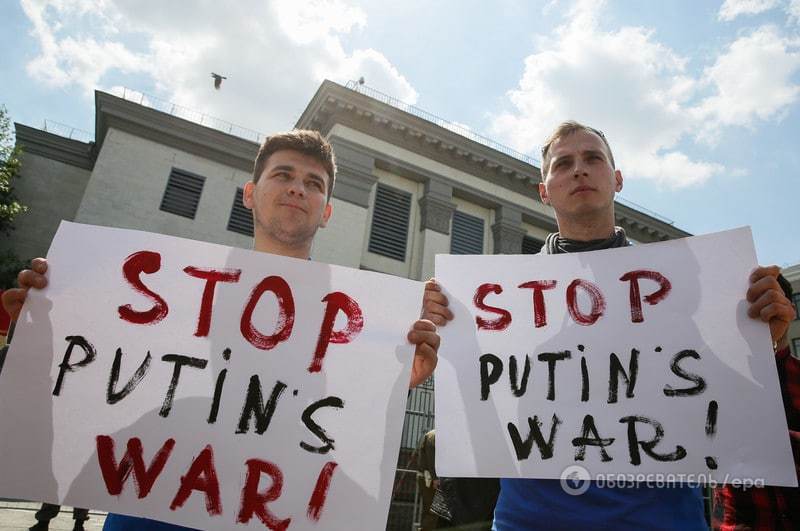 Лишить Россию ЧМ-2018! Активисты устроили яркую акцию под посольством РФ в Киеве: фотофакт