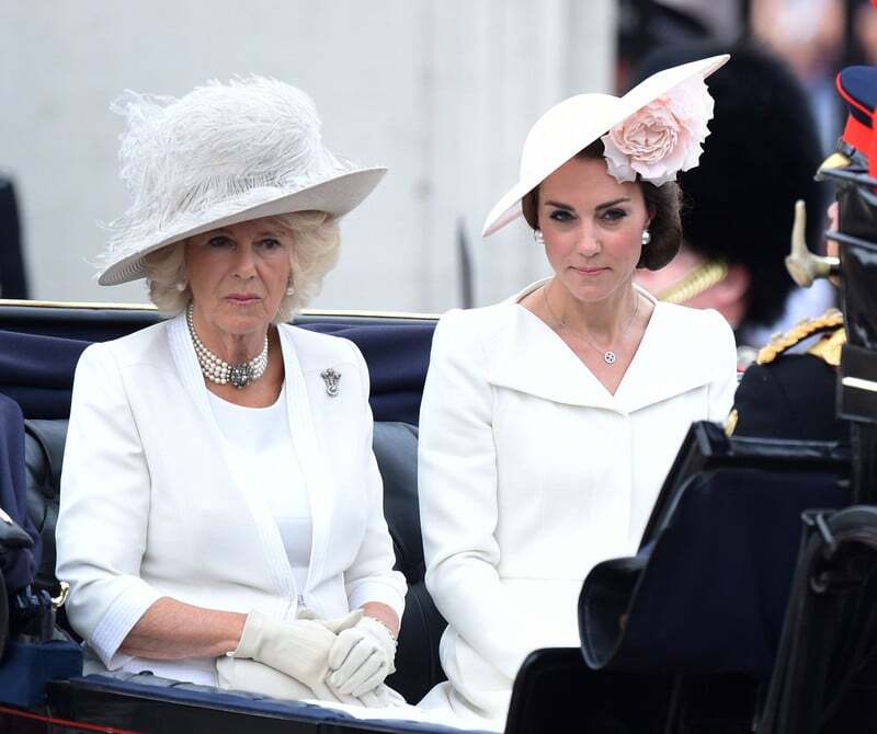 Кейт Миддлтон с  дочерью вышли в парных нарядах на торжество в честь королевы: опубликованы фото