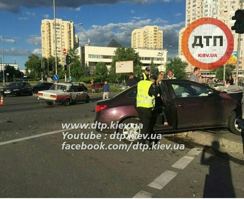 Масштабное ДТП в Киеве: автомобиль "впечатал" велосипедиста в столб