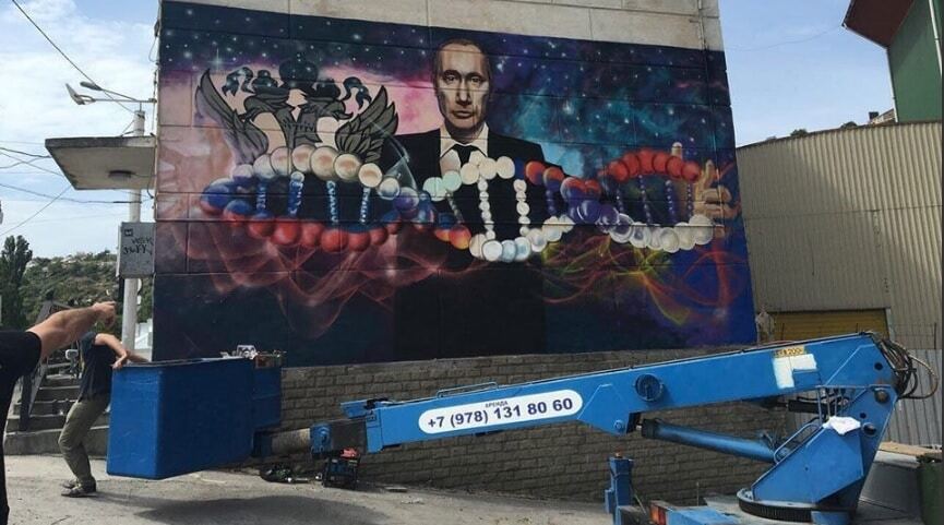 Культ личности: в оккупированном Крыму появились граффити с Путиным