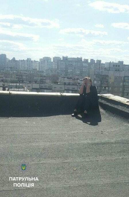 В Киеве полицейские уговорили самоубийцу не прыгать с крыши высотки
