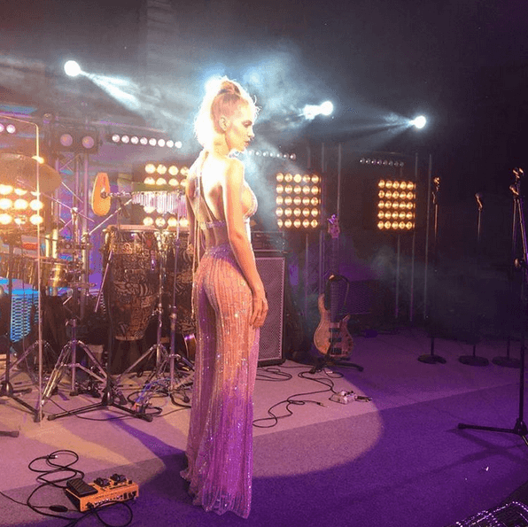 Глюкоза без белья вышла в свет в прозрачном наряде