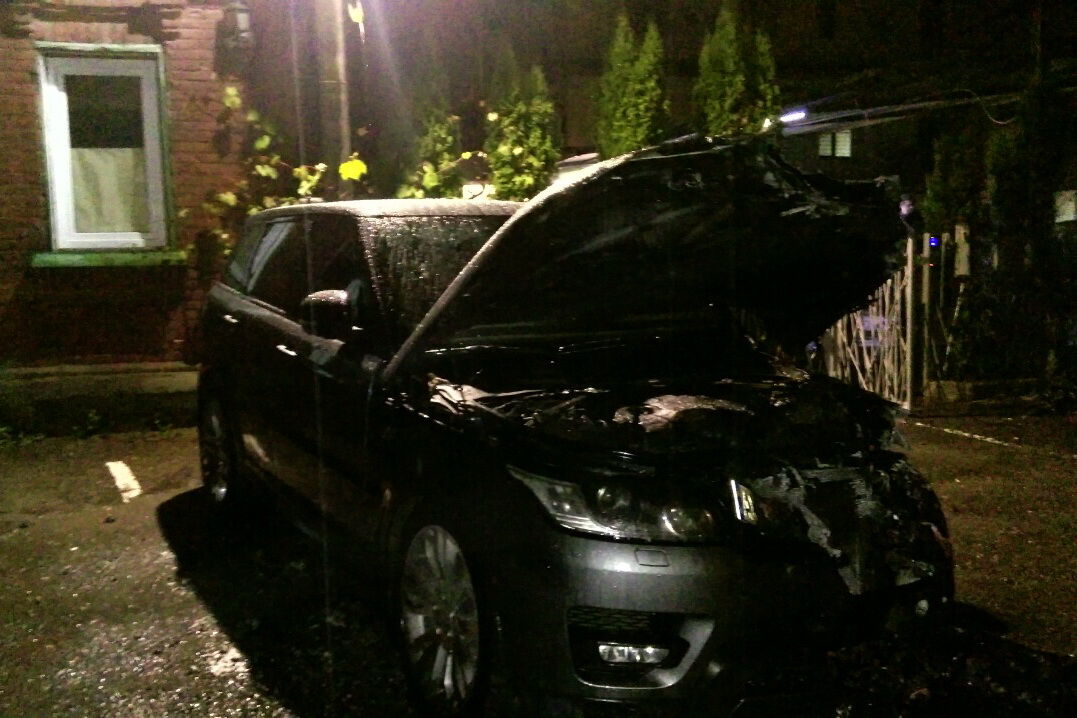 В Харькове горела автоэлита: подожгли Range Rover и Mercedes-Benz GLE-250. Фото
