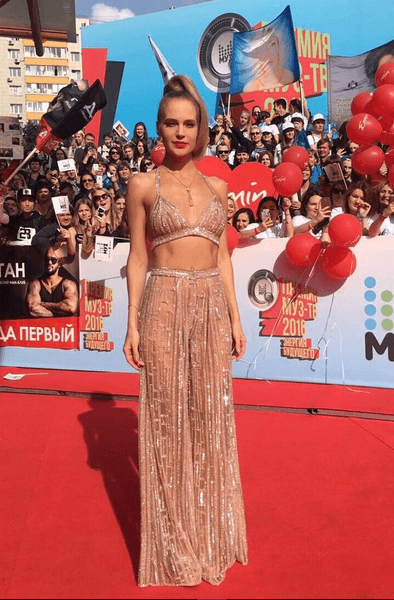 Глюкоза без белья вышла в свет в прозрачном наряде