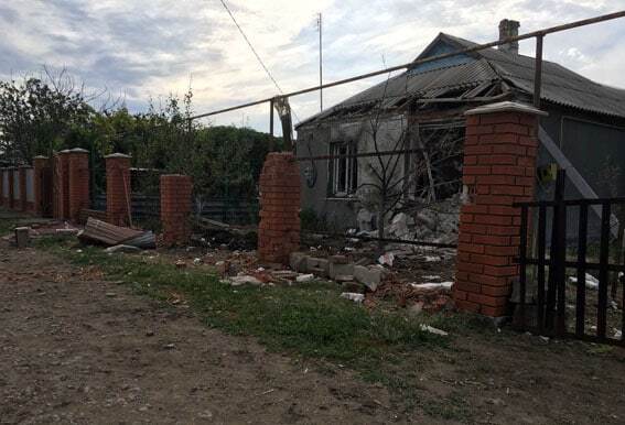 Терористи з артилерії розгромили селище на Донеччині: постраждала дитина