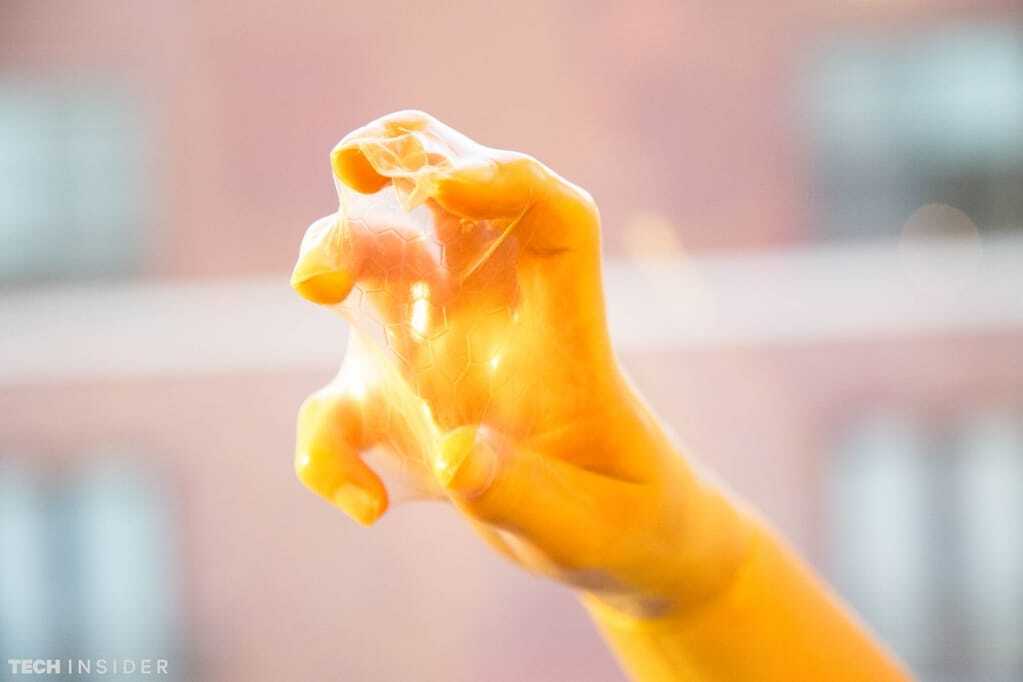 "В несколько раз прочнее": Шведы изобрели "презерватив будущего". Фотофакт