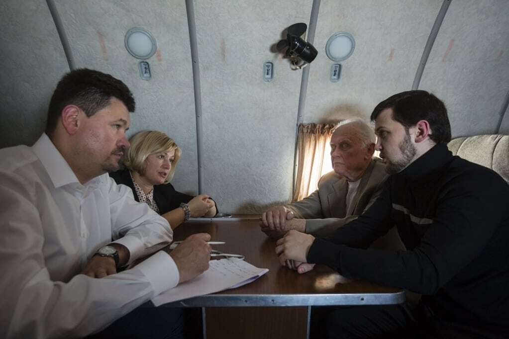 Возвращение домой: Порошенко встретился с Солошенко и Афанасьевым. Видеофакт и фоторепортаж