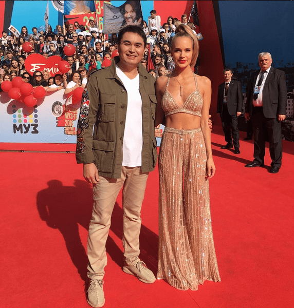 Глюкоза без белья вышла в свет в прозрачном наряде