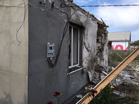 Террористы из артиллерии разгромили поселок на Донетчине: пострадал ребенок. Фотофакт
