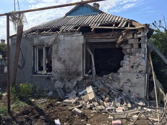Террористы из артиллерии разгромили поселок на Донетчине: пострадал ребенок. Фотофакт