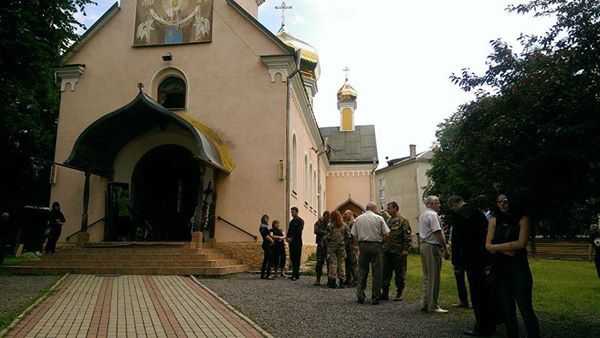 І небо плаче: Хуст проводжає в останню путь полеглого бійця "Дока". Фото