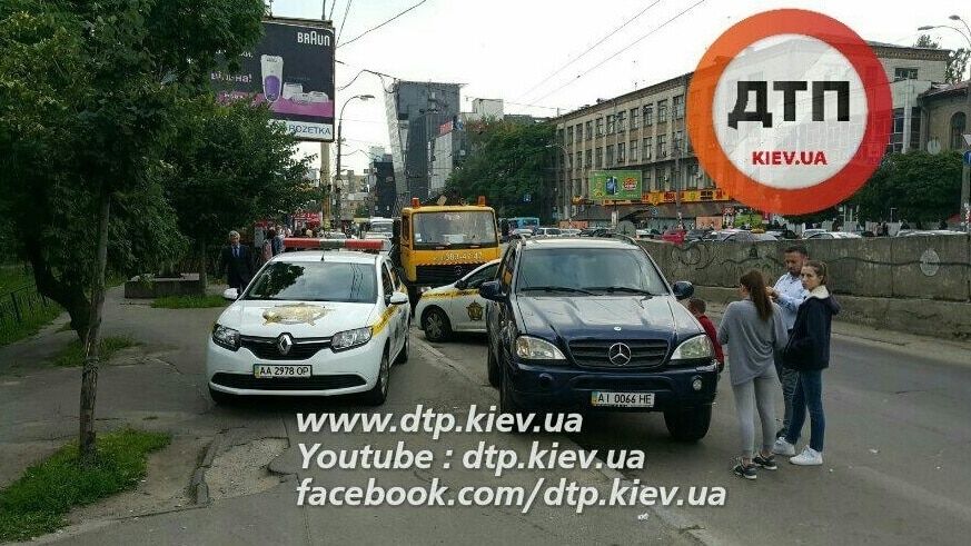 У Києві автомобіль служби охорони влаштував ДТП